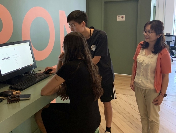 應外系學海築夢計畫賴佳寅同學教導國際學生操作EF機構網頁。