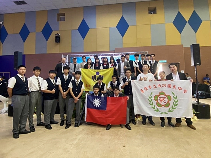 Members of the Taiwanese team pose for a group photo.