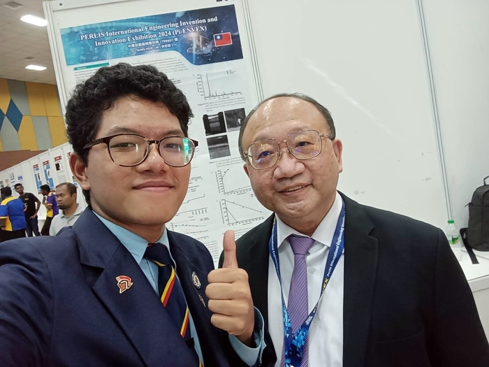 Associate Professor Tsung-Hsin Lin welcomes the guests and explains the preparation method and application of copper alloy coating in the semiconductor manufacturing process.