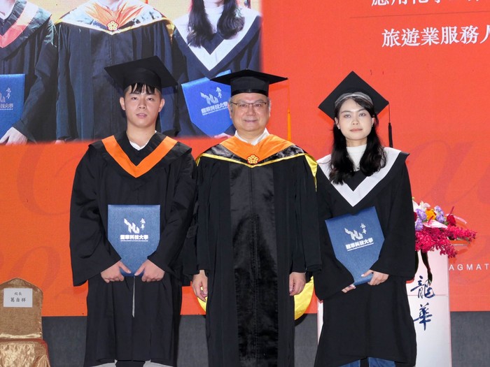 葛自祥校長與獲頒訂單式就業學程證書代表合影。