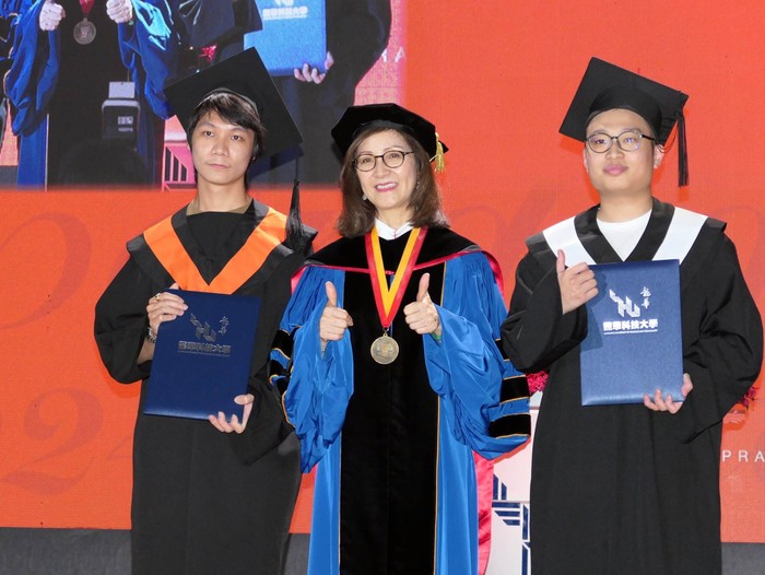 林如貞副校長頒發C值競爭力績優獎。