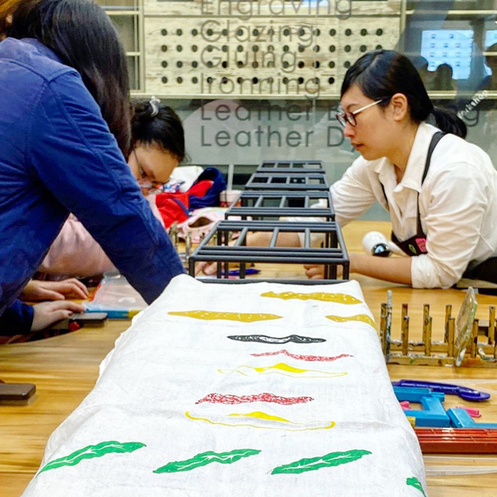 文創系學生在「時尚媒材工作室」習藝。圖片