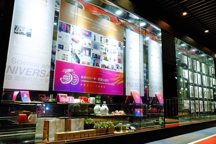 鏡像展示迴廊，本身即是一個藝術品。圖片