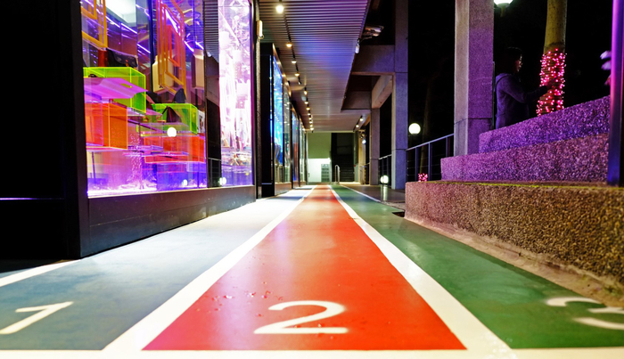 彩色階梯改造成兼具功能性、美觀性與教育性的展示空間。圖片