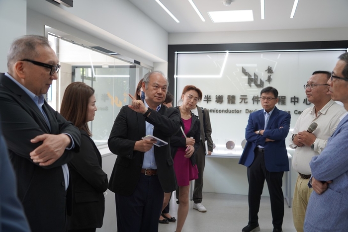 龍華科大同日迎接國際學術機構、國內產業集團及海外台商教育代表團參訪，了解學校在AI運算、半導體封裝測試及智慧製造等領域的教學設備與實作成果。