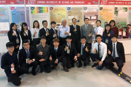 圖為龍華科大參加第三屆高雄 KIDE 國際發明展,該校丁鯤副校長(圖中著白衣者)與參賽師生合影。