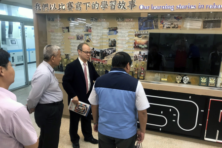 龍華科大校長葛自祥向來賓說明學校優質辦學特色及成果分享。