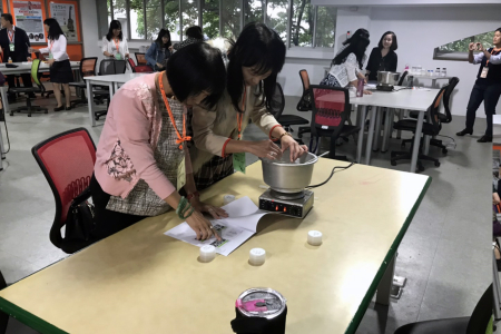 桃園市家長會長協會及龜山區各級學校校長，在樂活中心體驗化妝品DIY教學。