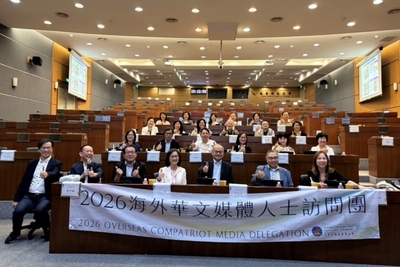 圖：來自美洲、歐洲、大洋洲、非洲及亞洲近20位國際華文媒體代表參訪龍華科技大學，深入了解AI、半導體及智慧製造人才培育成果，對龍華高度貼近產業需求的實作教學模式給予高度肯定。（龍華科技大學提供）