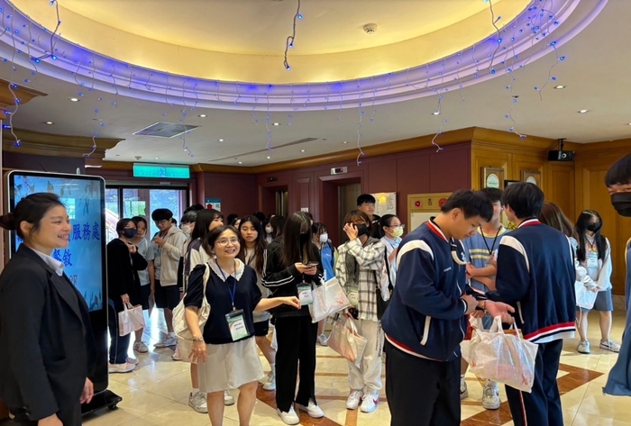參加職場體驗營學子在城市商旅航空館參觀飯店設備。