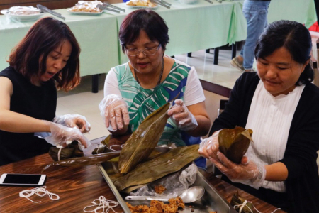 臨沂職業學院解麗娟老師及金華職業學院李康寧老師，覺得來台灣過端午很有意義。