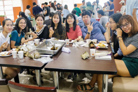 國合處胡道明老師與越南學生開心合影。