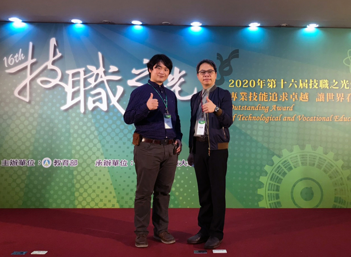 劉伊獲獎後與陳逸謙副校長合影。