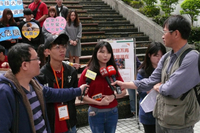 參與活動同學接受媒體採訪，分享飢餓體驗及水資源的珍貴。