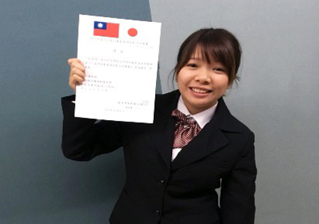 圖為龍華科大學生黃婉禎榮獲優勝金口獎。