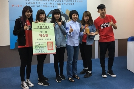 北海岸及觀音山國家風景區管理處金玉珍副處長(右3)，頒發特金獎予龍華科大觀休系胡思安、楊立彤、簡愷陞、李家華及黃郁媗同學。