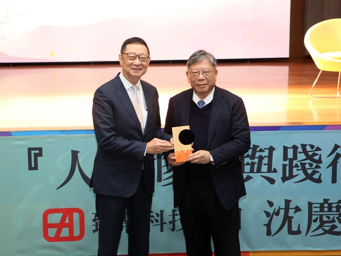Chairman Tao-Heng Sun of LHU (left) expresses gratitude to Zhen Ding Technology for the advantages it has provided to Lunghwa students.