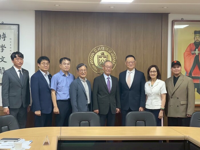 龍華科技大學董事長孫道亨（右三）、副校長林如貞（右二）與韓國湖西大學校長Kang Il-ku（左五）率領雙方團隊進行交流並合影留念。圖片
