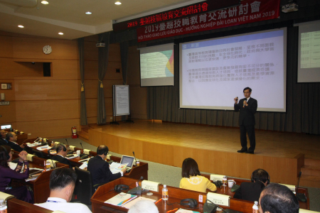 2019臺越技職教育交流研討會」在龍華科大舉行，邀請教育部前政務次長姚立德專題講演。