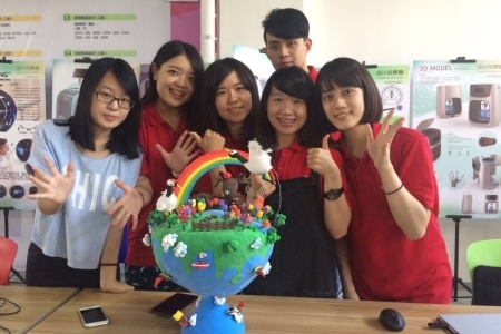 圖為龍華科大學生與榮獲青年創客優秀獎之團隊作品「世界一家親」合照。