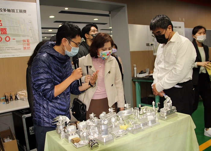 張玲琴董事長參觀五軸加工機實習工廠。