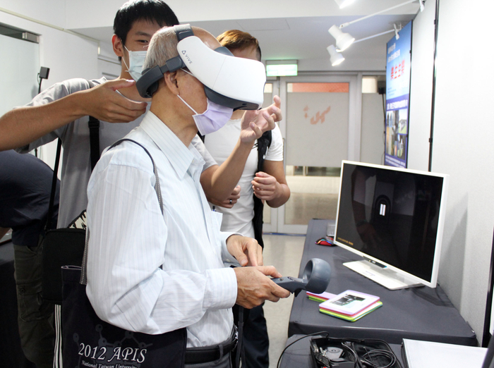 龍華科大遊戲系師生製作AR/VR擴增與虛擬實境互動,民眾在虛擬世界中盡情探索。圖片