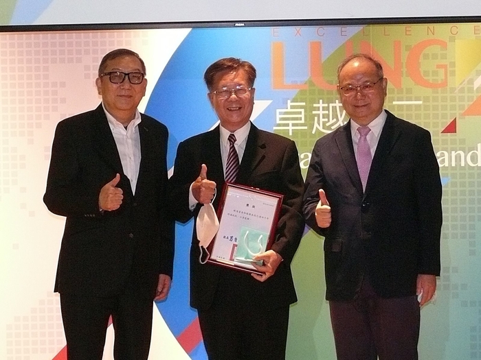 龍華科大歡慶建校52週年，孫道濟董事(左)頒獎表揚服務滿40年資深教師。