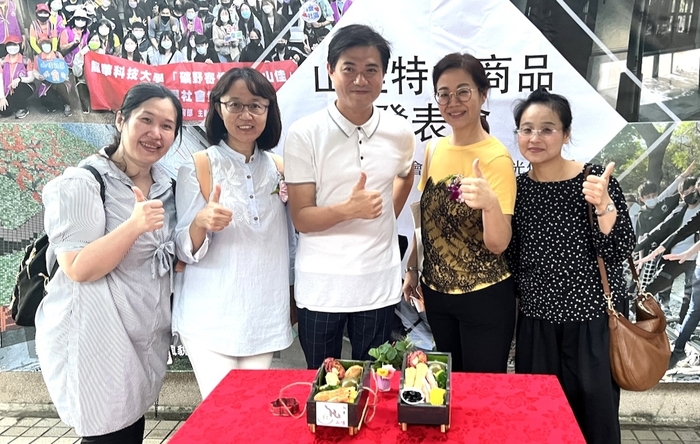 龍華科大觀休系師生設計的「煤斗車」造型便當，展現USR大學社會責任計畫階段性成果。