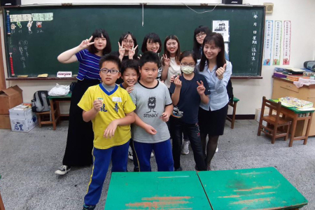 龍華科大應外系許祖嘉老師(前排右1)設計情境式美語教學，龍壽國小學童收穫豐碩。