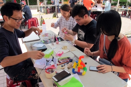 學生至蔡懷毅工作室攤位體驗手作蒲羽瓶。