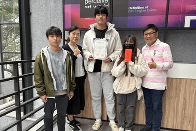 龍華科大文創系學生以作品《陶瓷之都的時光》勇奪兩岸短視頻大賽二等獎，主任倪建芝與梁朝棟老師與羅宥甯、吳松昱、陳怡瑄、李佳慶、王雲達共同合影，展現師生協力創作成果。