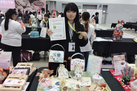 龍華科大PBL專班學生陳玥蓁,參加「2019 Artisan Festival韓國國際技能人大賽」奪金。