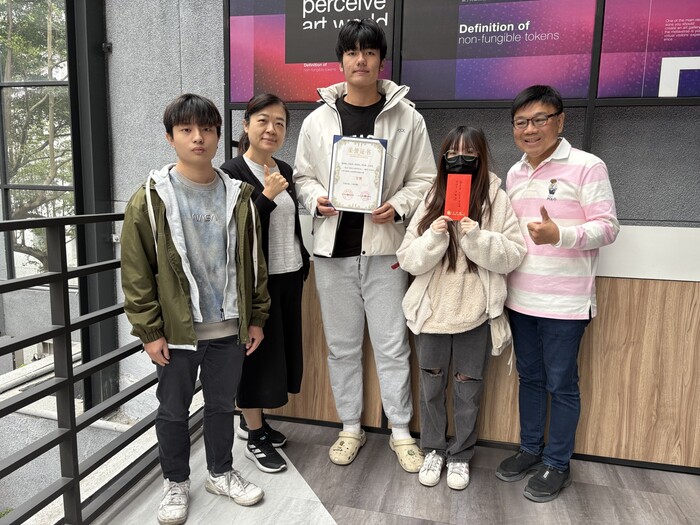 龍華科大文創系學生以作品《陶瓷之都的時光》勇奪兩岸短視頻大賽二等獎，主任倪建芝與梁朝棟老師與羅宥甯、吳松昱、陳怡瑄、李佳慶、王雲達共同合影，展現師生協力創作成果。