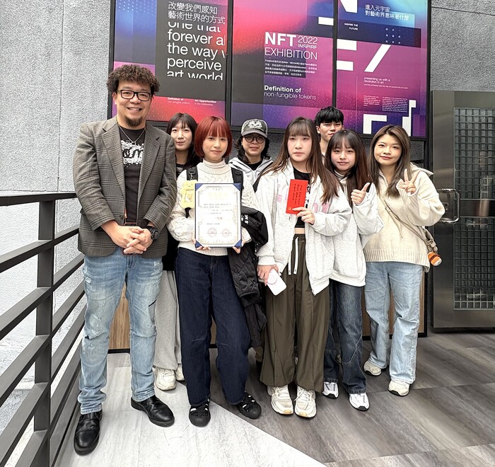 龍華科大文創系學生作品《跟朕走一趟》榮獲三等獎，王健明老師與楊蕎羽、陳昱彤、呂欣育、蕭郁真、林妤萱、陳宜宣、黃慧惠、蔡長安合影，呈現影視教學的實作能量。