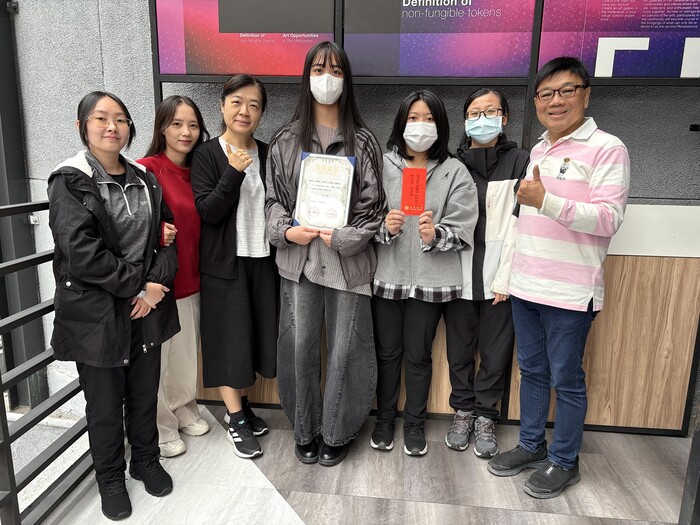 龍華科大文創系學生以《探索大稻埕之美》榮獲三等獎，主任倪建芝與梁朝棟老師與林宥彤、林慈涵、邱詩婷、曾盈媗、劉慶妝合影，透過影像創作展現城市文化魅力。