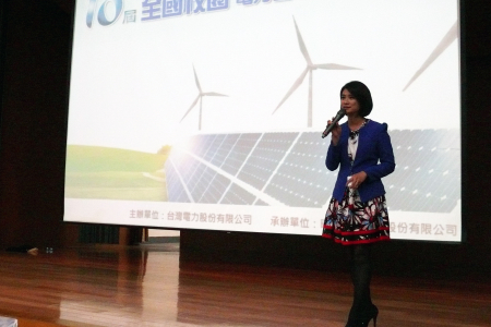 圖為中視主播侯乃榕擔任活動主持人，向學子介紹我國發電現況與再生能源的重要性。