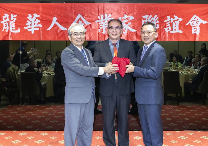 龍華校友總會竇憲宗理事長(中)監交，第四屆會長陳正豐(左)交棒給第五屆張世睿會長。
