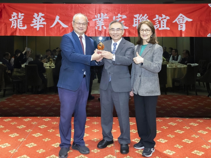 龍華科大校長葛自祥、行政副校長林如貞受邀觀禮，並代表學校致贈紀念品感謝陳正豐會長的貢獻。