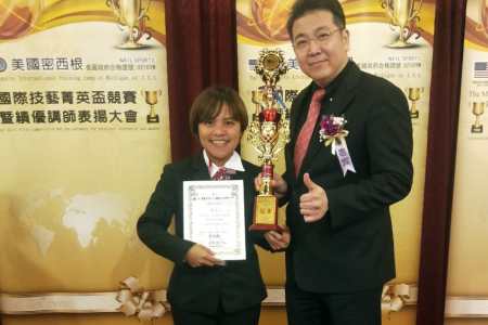 龍華科大觀休系李曉薇，勇奪MNS國際菁英盃葡萄酒品評技能組全國冠軍。