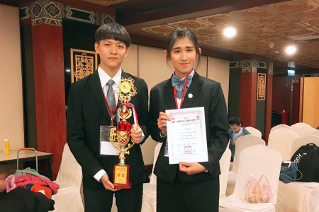 龍華科大觀休系王姵涵(右)及林炫宏，分別獲得葡萄酒侍酒服勤組季軍、佳作。