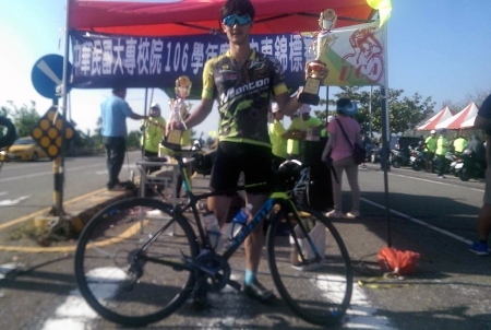 圖為龍華科大學生詹學生詹曜丞，參加全國大專校院自由車錦標賽，榮獲一般男子組登山越野賽冠軍。