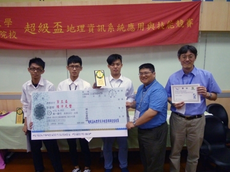 圖為龍華科大工管系梅明德老師(右)，指導蘇容陞、解承錄及林靖瑋，獲得2017大專超級盃地理資訊競賽第三名佳績。