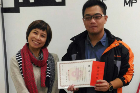 龍華科大文創系陳芳順奮發學習，獲中華工程司勵志獎學金，推薦老師湯怡琇也為他開心。圖片