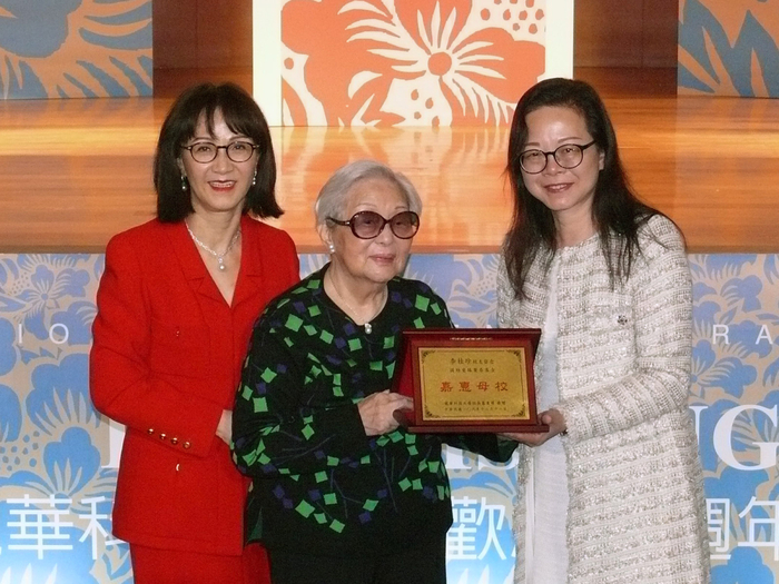 創辦人孫陳淑娟女士(中)親自頒發感謝牌予傑出校友李貴珍。