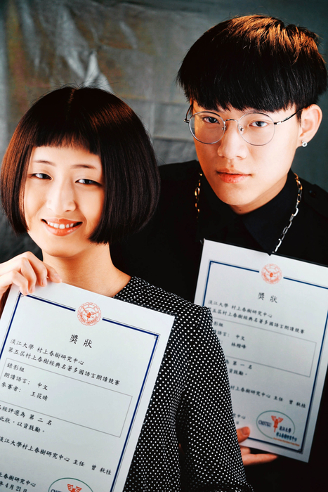 龍華科大PBL影視專班林楷峰(右)及王筱晴，由文創系張仁礦老師指導，囊括第五屆村上春樹多國語言朗讀競賽冠亞軍。圖片