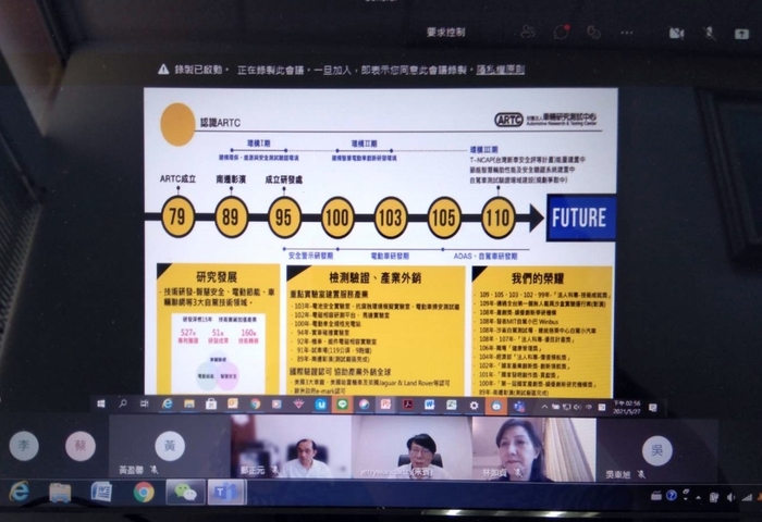 防疫不停學，龍華科大邀請車輛測試中心王正健總經理與師生線上分享電動車、自駕車與車電產業發展最新趨勢。