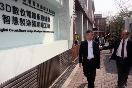 教育部政次劉孟奇(左)訪視龍華科大產業菁英訓練示範基地、新南向產學專班成果。