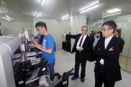 教育部政次劉孟奇參觀3D數位電路板設計暨智慧製造類產線工廠。