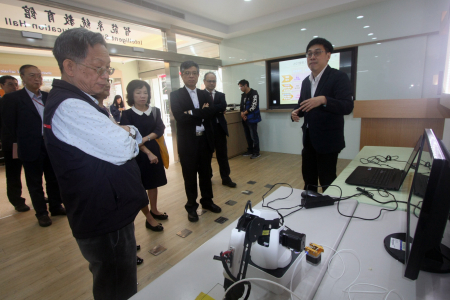 劉孟奇次長參觀智能系統教育館3D列印設備。