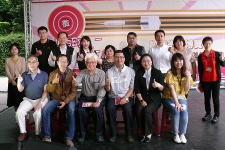 龍華科大丁鯤副校長(前左3)、桃園市勞動局副局長李賢祥(前右3)與勞動部桃園就業中心主任連慧如 (前右2)等人合影，並祝福龍華學子求職順利！